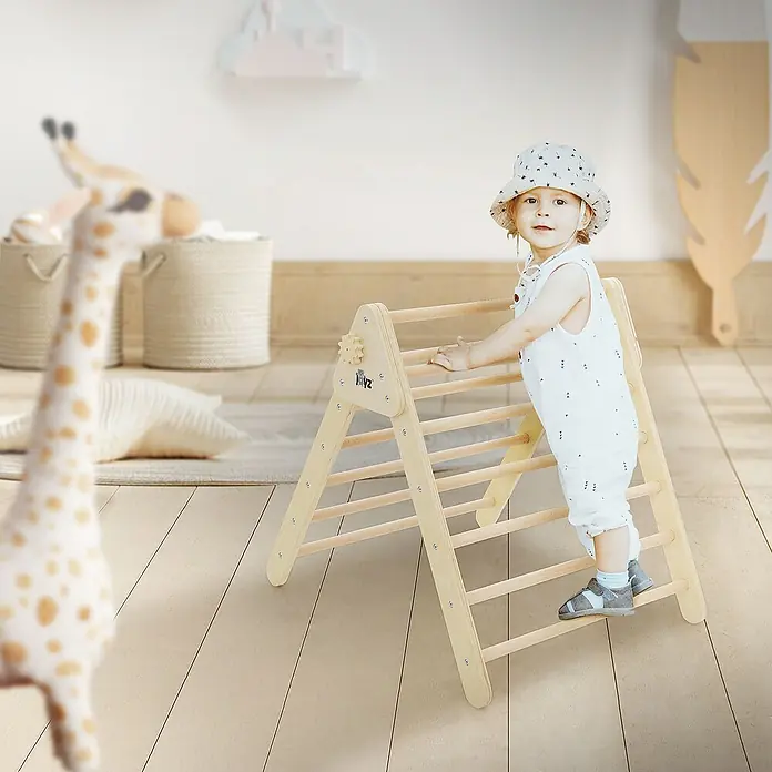 ECD Germany Klettergerüst Kletterdreieck trainiert Gleichgewicht & Balance ab 2 Jahren - 73 x 72 x 70 cm, Holz, Braun - Ein helles Kinderzimmer zeigt ein Kleinkind beim Klettern auf einem Holz-Klettergerüst, ein sicheres und anregendes Spielzeug für die Entwicklung.