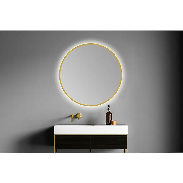 Bath Stage Espejo con luz B-953 - Diámetro: 60 cm, Oro, Blanco frío - Un espejo redondo con marco dorado e iluminación LED cuelga sobre un tocador moderno con accesorios y grifos dorados.