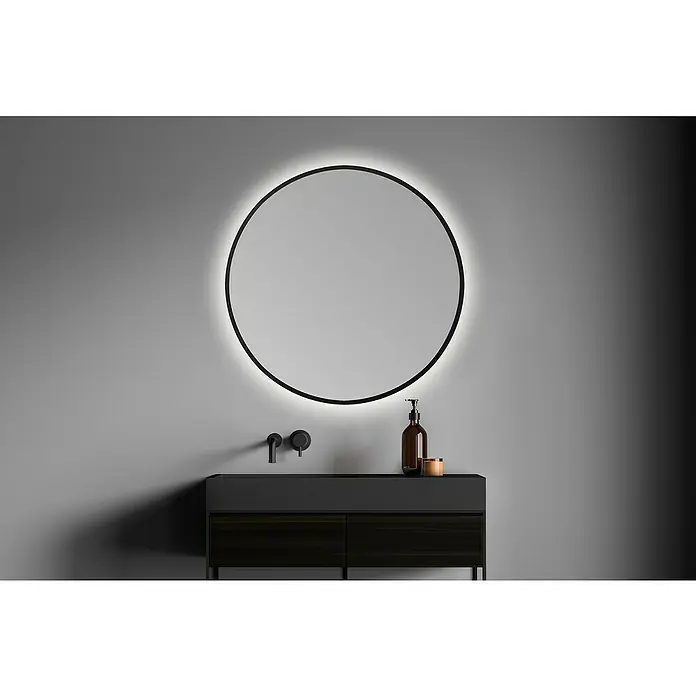Bath Stage Espejo con luz B-953 - Diámetro: 80 cm, Negro, Blanco frío - Un baño moderno con un espejo redondo retroiluminado sobre un elegante lavabo oscuro con accesorios minimalistas.
