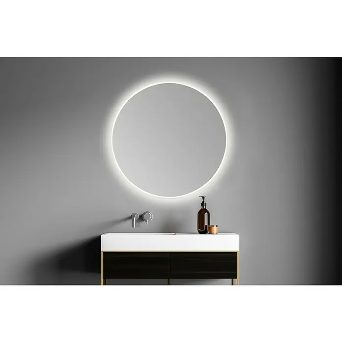 Bath Stage Espejo con luz B-953 - Diámetro: 60 cm, Ácido, Blanco frío - Interior de baño con un espejo LED redondo sobre un tocador moderno con cajones blancos y negros y patas doradas.