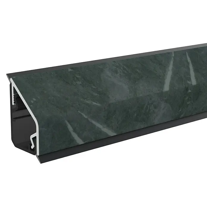 LOGOCLIC Wandabschlussprofil K759 - 63,5 x 1,6 x 2,4 cm, Elara Noir - Nahaufnahme eines stilvollen dunkelgrünen Marmor-Kantenschutzes mit einem eleganten Aluminiumprofil.