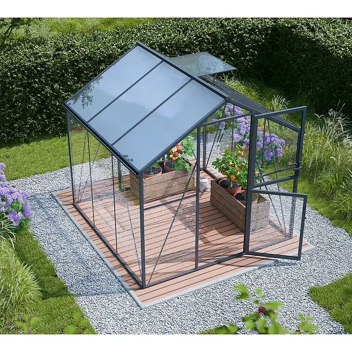Geo garden Gewächshaus Paris 2 - Außenmaß inkl. Dachüberstand (B x T): 236,6 x 232,1 cm, Anthrazit - Nahaufnahme eines Gewächshauses mit Pflanzen in Holzkisten, umgeben von einem Kiesweg und üppigem Grün.