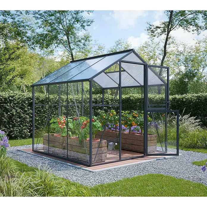Geo garden Gewächshaus Paris 2 - Außenmaß inkl. Dachüberstand (B x T): 236,6 x 232,1 cm, Anthrazit - Ein Gewächshaus aus Glas und Metall mit Pflanzen darin. Es steht auf einem Kiesweg in einem Garten.
