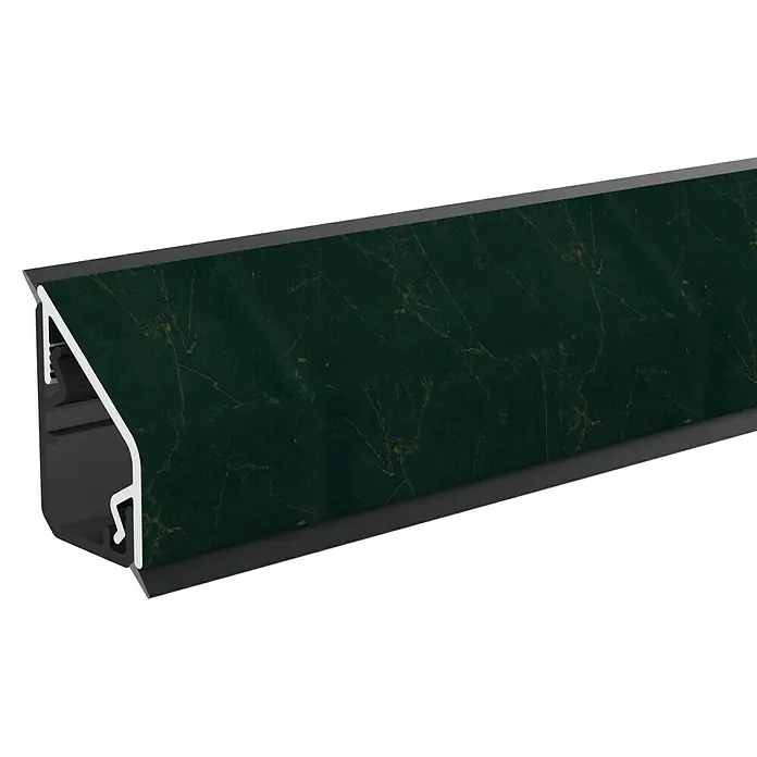 LOGOCLIC Wandabschlussprofil K698 - 63,5 x 1,6 x 2,4 cm, Nero Bronzo - Das Bild zeigt ein stilvolles grünes Marmorprofil mit silberfarbenen Akzenten, ideal für moderne Inneneinrichtungen.