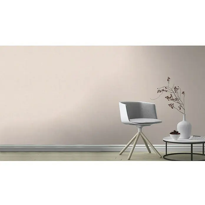 Rasch Vliestapete - Beige, Uni, 10,05 x 0,53 m, Schimmernd - Ein moderner, grau-weißer Drehstuhl steht neben einem runden Tisch mit einer Vase und Dekoration, ideal für ein stilvolles Interieur.