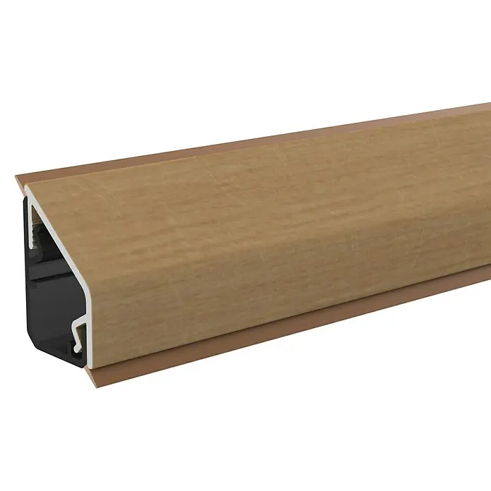 LOGOCLIC Wandabschlussprofil 5252 - 63,5 x 1,6 x 2,4 cm, Eiche Chalet EG Epic Grain - Nahaufnahme eines braunen Übergangsprofils für Bodenbeläge, ideal für einen sauberen und stilvollen Übergang zwischen Räumen.