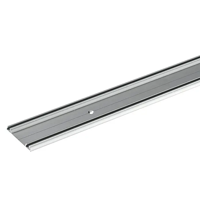 Hettich Laufschiene SlideLine 16 - Länge: 2.000 mm, Traglast: 60 kg - Nahaufnahme einer silbernen Gardinenschiene mit einer glatten Oberfläche und einer markanten Nut. Ideal für moderne Fensterdekoration.