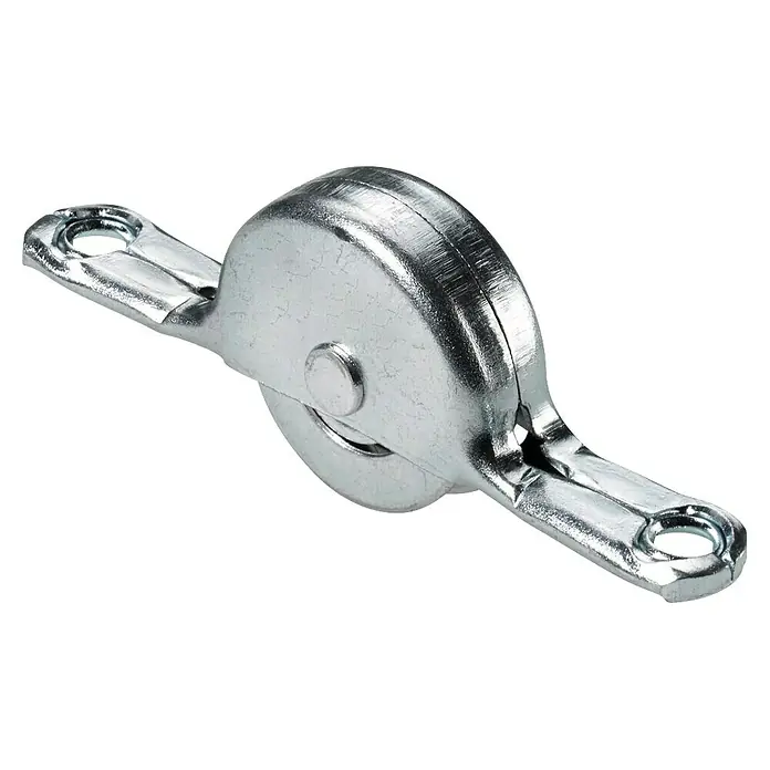 Hettich Laufrolle - 9 x 55 mm, Traglast: 15 kg, Passend für: Untenlaufende Schiebesysteme, 2 Stk. - Nahaufnahme einer glänzenden, silberfarbenen Drahtseilrolle mit Befestigungslaschen, die zur Führung von Drahtseilen in verschiedenen Anwendungen dient.