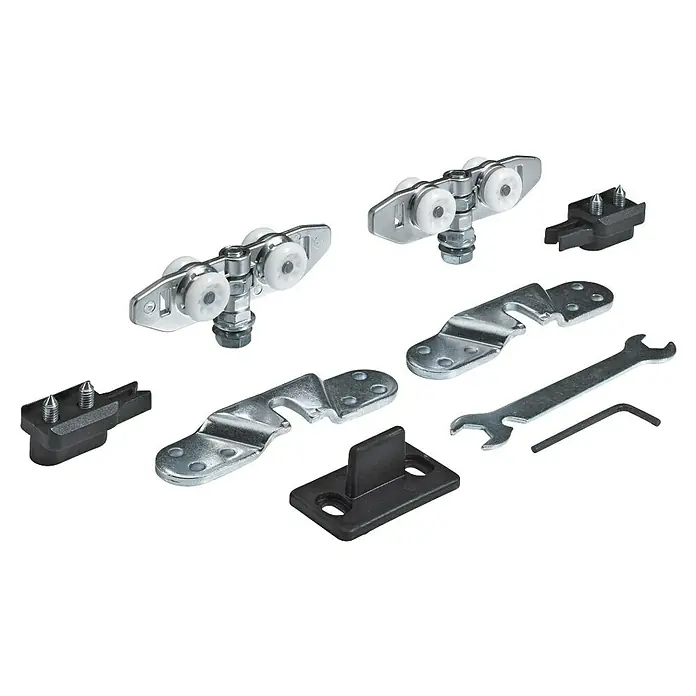 Hettich Montage-Set TopLine 8plus - Passend für: 1 Schiebetür, Traglast: 80 kg - Nahaufnahme von Schiebetürbeschlägen und Werkzeugen für die Montage. Inklusive Laufwagen, Montageplatten und Schraubenschlüssel.