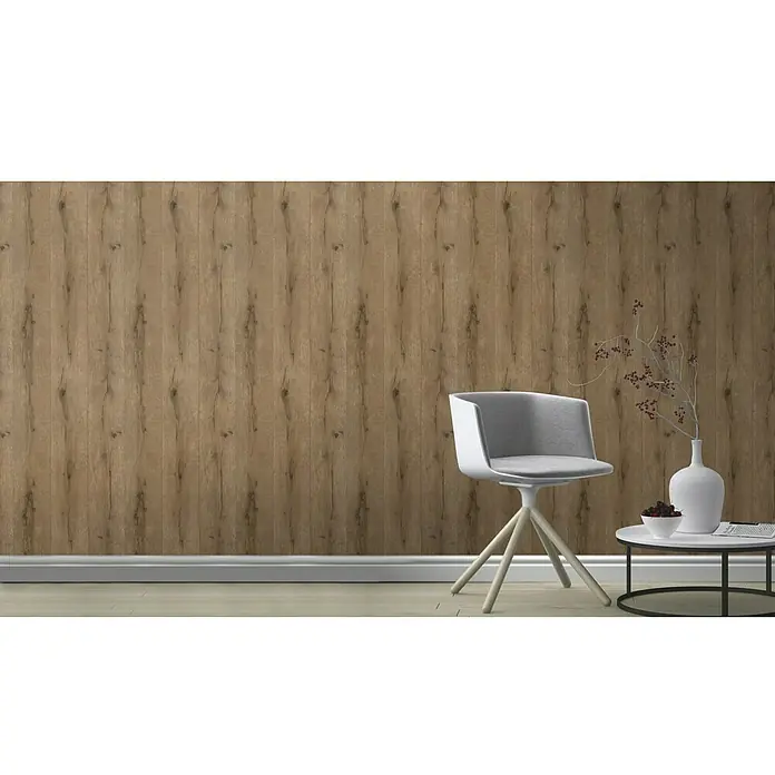 Rasch Vliestapete Holz I - Natur, Holzoptik, 10,05 x 0,53 m - Nahaufnahme eines eleganten weißen Stuhls mit grauem Sitzpolster, der vor einer rustikalen Holzwand steht, neben einem Beistelltisch mit Deko.