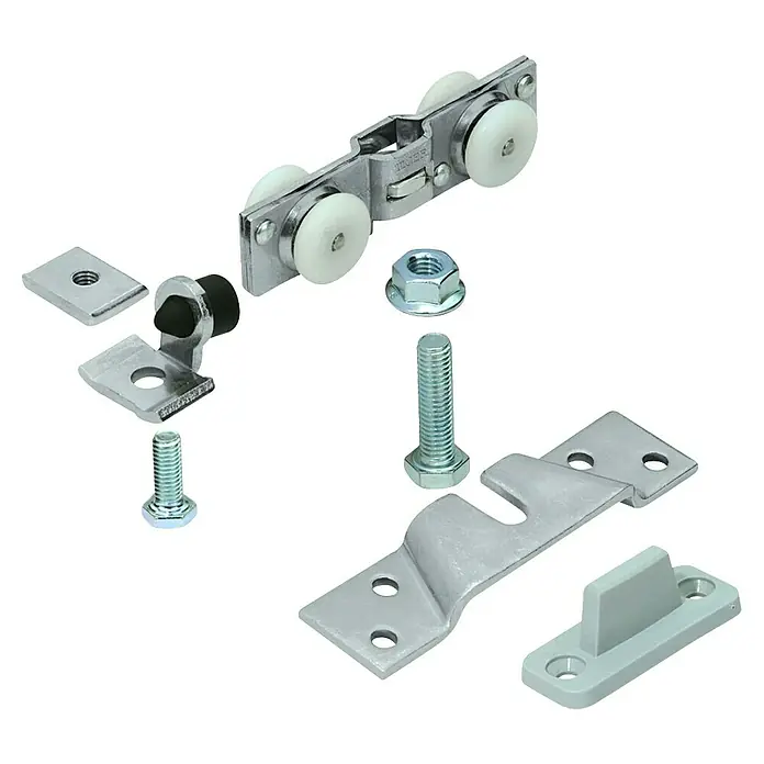 Hettich Montage-Set TopLine 8 - Passend für: 1 Schiebetür, Traglast: 40 kg - Nahaufnahme von Beschlägen für Schiebetüren, einschließlich Rollen, Schrauben, Muttern und Montageplatten, auf schwarzem Hintergrund.