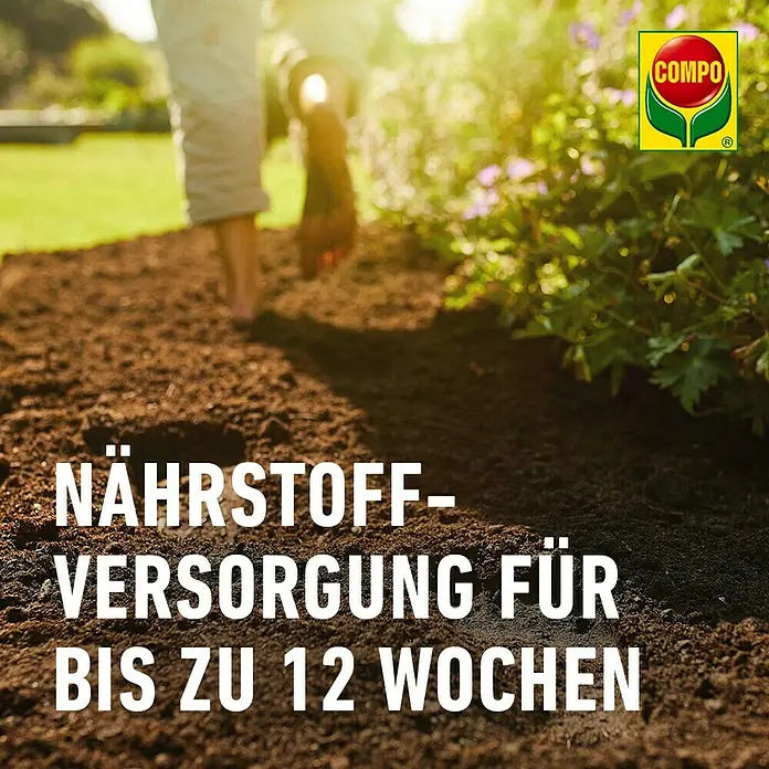 Compo Sana Blumenerde für Zimmer-, Balkon- & Gartenpflanzen - 70 l - Nahaufnahme von Erde mit dem Text "Nährstoffversorgung für bis zu 12 Wochen" und dem Compo-Logo.