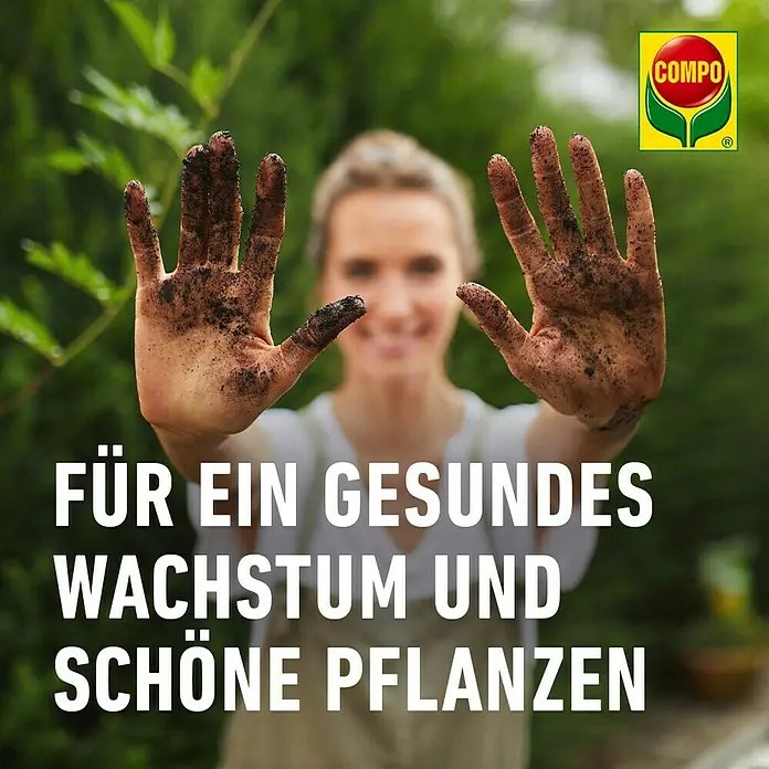 Compo Sana Blumenerde für Zimmer-, Balkon- & Gartenpflanzen - 70 l - Gesunde Pflanzen mit COMPO: Eine Frau zeigt ihre schmutzigen Hände nach der Gartenarbeit.