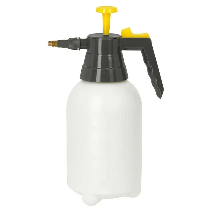 Neptun Handsprüher NSG 150 - 1,5 l - Nahaufnahme einer weißen Drucksprühflasche mit einem grauen Sprühkopf und gelben Akzenten, ideal für Gartenarbeiten.