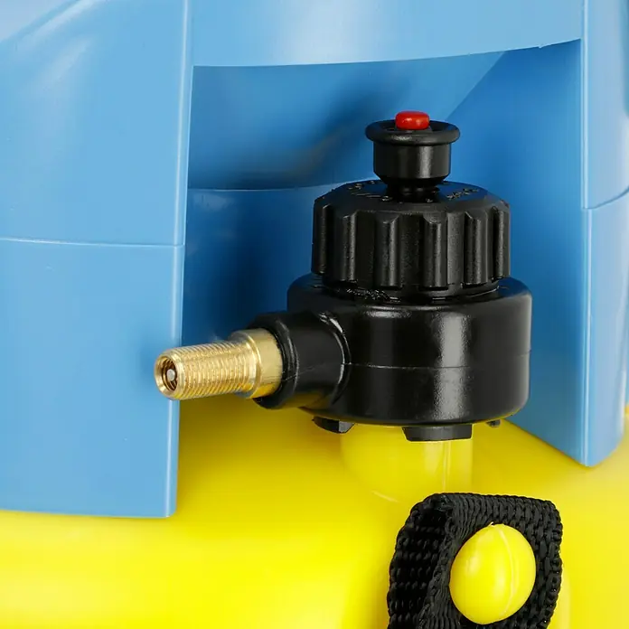 Gloria Drucksprühgerät Primex 5 mit Messing Verlängerungsrohr - 5 l - Nahaufnahme des Ventils eines blauen und gelben Sprühgeräts.