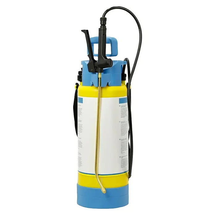 Gloria Drucksprühgerät Primex 5 mit Messing Verlängerungsrohr - 5 l - Nahaufnahme eines gelb-blauen Drucksprühgeräts mit schwarzem Schlauch und Sprühstab, ideal für Garten- und Landschaftsarbeiten.