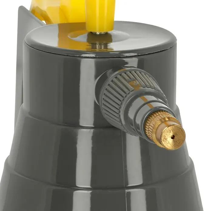 Neptun Handsprüher NSG 150 - 1,5 l - Nahaufnahme einer grauen Gartenspritze mit gelben Akzenten, die Details des Sprühkopfes und der Konstruktion hervorhebt.