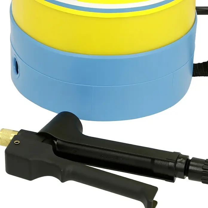 Gloria Drucksprühgerät Primex 5 mit Messing Verlängerungsrohr - 5 l - Nahaufnahme einer Sprühvorrichtung mit gelbem und blauem Behälter. Ideal für Gartenarbeit und Schädlingsbekämpfung.
