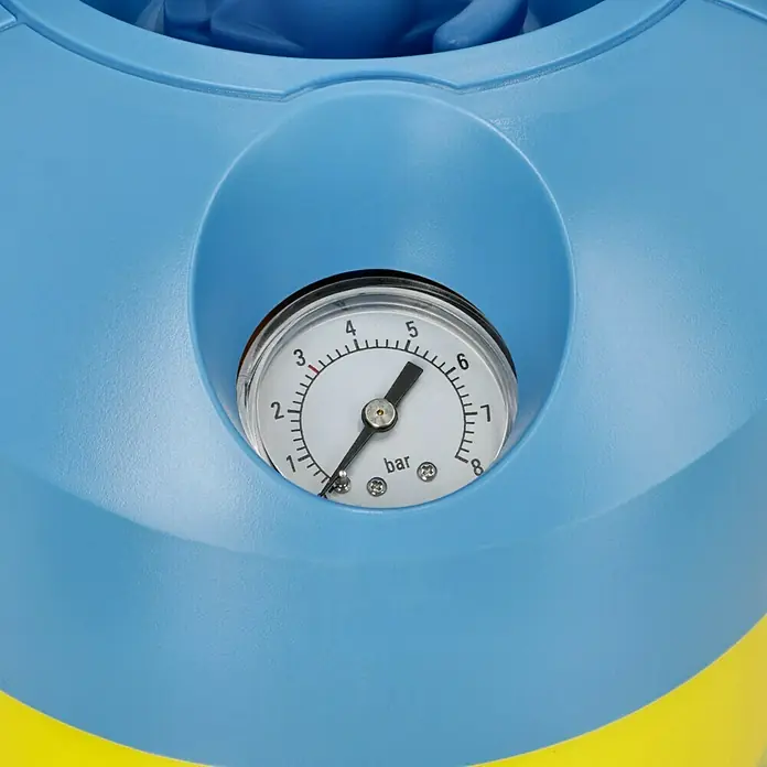 Gloria Drucksprühgerät Hobby Exklusiv mit Teleskopsprührohr - 5 l - Nahaufnahme eines blauen Manometers mit einer schwarzen Nadel, die einen Druck von etwa 5 bar anzeigt.