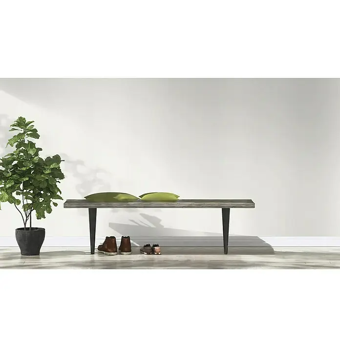 Rasch Vliestapete Home Style - Weiß, Uni, 15 x 0,53 m - Das Bild zeigt eine moderne Holzbank mit grünen Kissen und Schuhen darunter, neben einer Zimmerpflanze in einem stilvollen Raum.