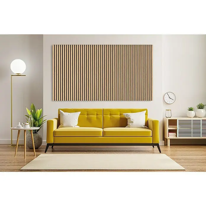 Akustikpaneel - Eiche Natur, L x B x S: 1.195 x 572,5 x 19 mm, 1 Stk. - Ein modernes Wohnzimmer mit gelbem Sofa, Holzwandpaneel und eleganten Dekorationsgegenständen, das ein stilvolles Ambiente schafft.