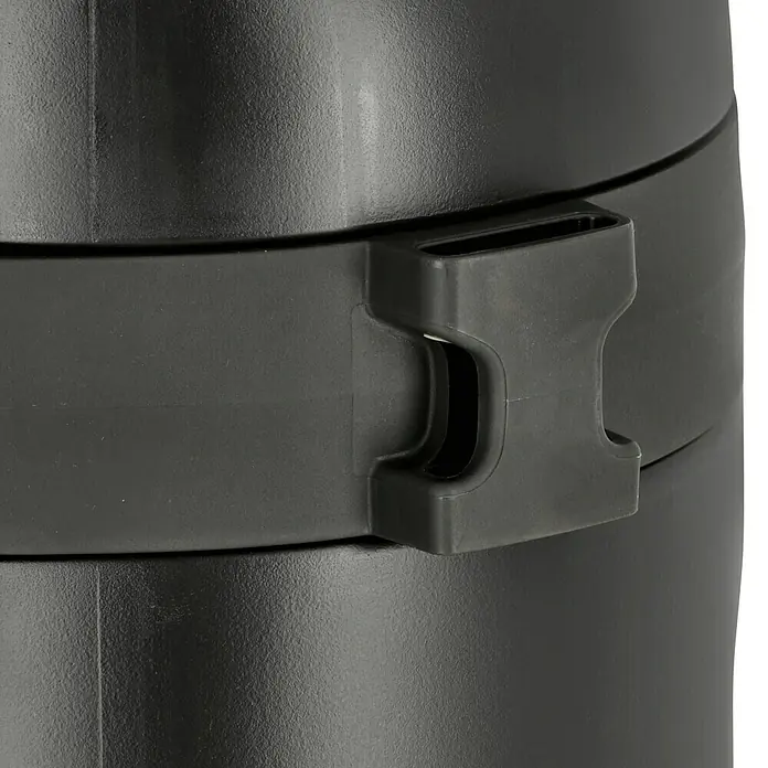 Gardena Drucksprüher Easy Pump - Füllmenge: 5 l - Detailaufnahme eines schwarzen Kunststoffbehälters mit einem markanten Verschlussmechanismus, der die robuste Bauweise des Produkts hervorhebt.