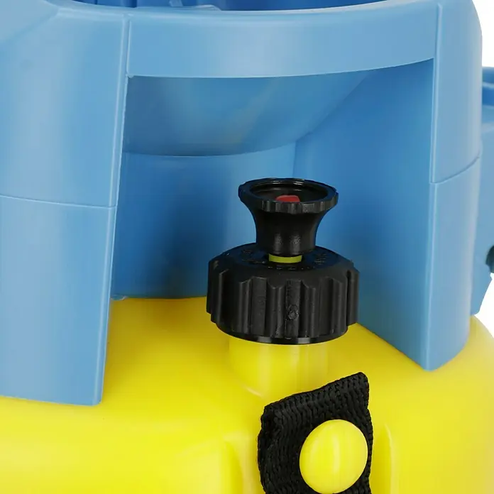 Gloria Drucksprühgerät Prima 3 mit verstellbarer Messingdüse - 3 l - Nahaufnahme eines gelb-blauen Garten Drucksprühers, mit Fokus auf den schwarzen Verschlussdeckel und dem gelben Druckknopf.
