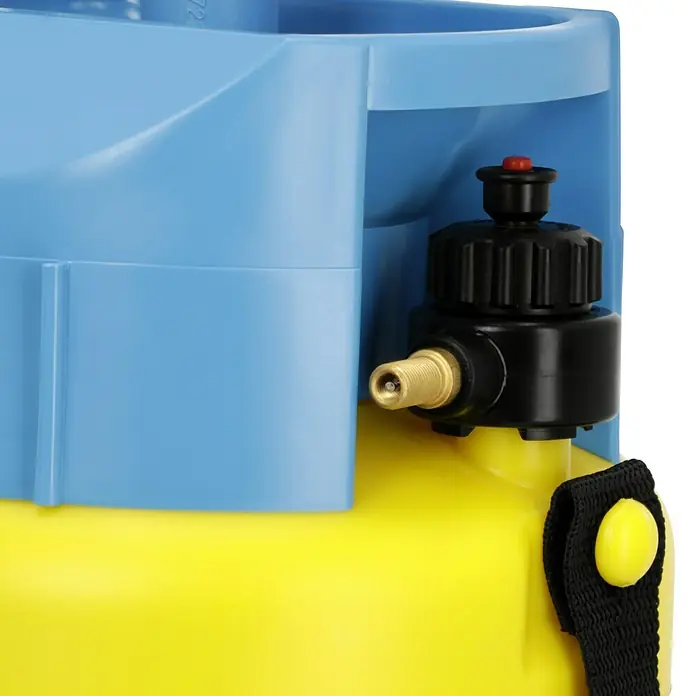 Gloria Drucksprühgerät Prima 5 Comfort - 5 l - Nahaufnahme eines gelb-blauen Sprühgeräts mit schwarzem Drehknopf und goldenem Ventil.