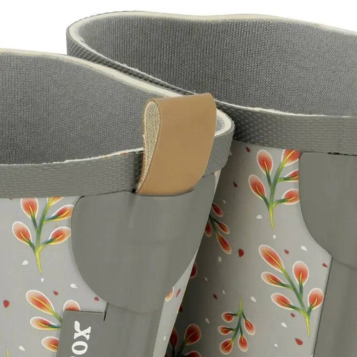 Black Fox Gummistiefel Bella - Schuhgröße: 38, Grau - Nahaufnahme von grauen Gartenstiefeln mit floralem Muster, grauen Borten und braunen Schlaufen, die Komfort und Stil vereinen.