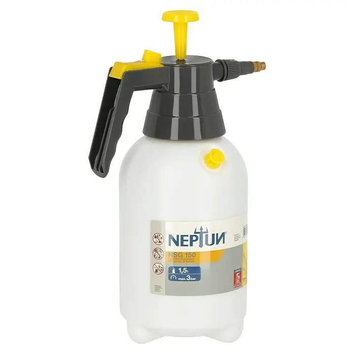 Neptun Handsprüher NSG 150 - 1,5 l - Nahaufnahme eines Drucksprühgeräts "Neptun NSG 150" mit gelben und grauen Elementen, das für Gartenarbeiten und Pflanzenpflege konzipiert ist.