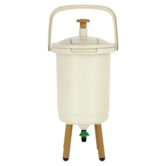 Juwel Komposter Sensei - 11 l, 31 x 31 x 59 cm - Ein cremefarbener Wassertank mit Griff und drei Holzbeinen. Ideal für Camping oder Garten, um Wasser stilvoll zu lagern.