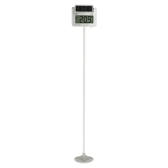 TFA Dostmann Gartenthermometer 'Avenue' Digital Solar - Digital, L x B x H: 1.145 x 40 x 175 mm, Silber - Wetterstation: Eine digitale Wetterstation mit Solarpanel, die auf einem Ständer mit rundem Fuß steht und die Temperatur anzeigt.