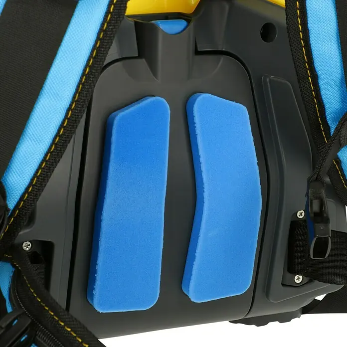 Gloria Power for All 18V Akku-Drucksprühgerät - 18 V, Li-Ionen, Ohne Akku, 12 l, Betriebsdruck: 2,5 bar - Detailaufnahme der Rückenstütze eines Rucksacks, mit blauen Polstern und schwarzen Trägern für Komfort und Halt.