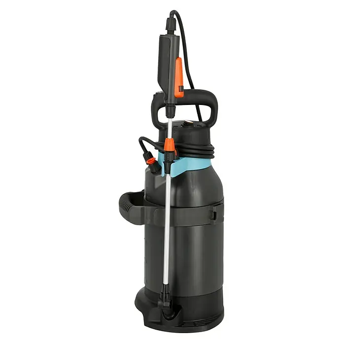 Gardena Sulfatadora Easy Pump - Plástico - Pulverizador a presión para jardinería. El pulverizador es negro con detalles azules, asa para transporte y lanza rociadora.