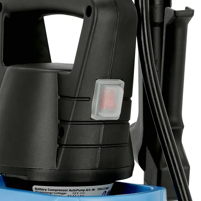 Gloria Drucksprühgerät AutoPump Set mit Batterie-/Akku-Betrieb - 5 l, Mit Tragegurt - Detailaufnahme eines schwarzen Akku-Kompressors mit einem durchsichtigen Schalter, der auf "Ein" steht. Der Kompressor hat eine 12V-Spannung.