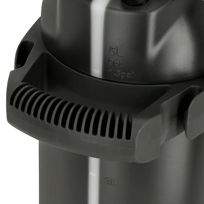 Gardena Drucksprüher Easy Pump - Füllmenge: 5 l - Nahaufnahme eines grauen, industriellen Reinigungsbehälters mit einem Griff, der die Füllmengenmarkierungen in Litern, Quart und Gallonen zeigt.