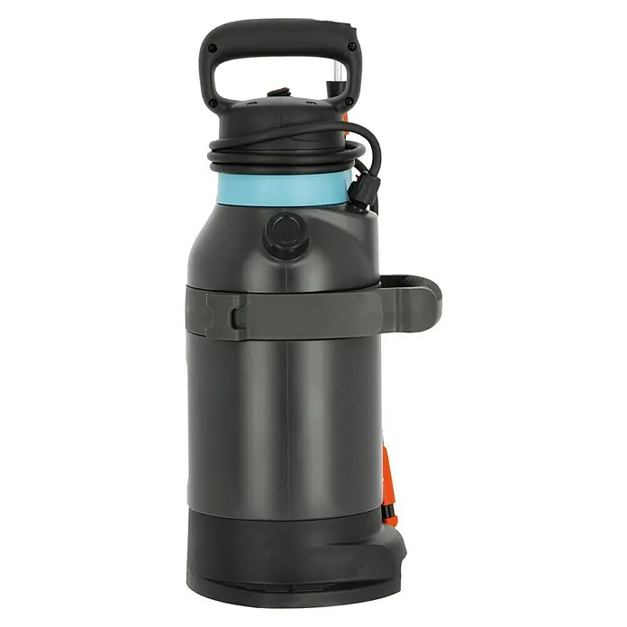 Gardena Drucksprüher Easy Pump - Füllmenge: 5 l - Nahaufnahme einer schwarzen GARDENA Schmutzwasser-Tauchpumpe mit blauen Akzenten und einem Tragegriff für den einfachen Transport.