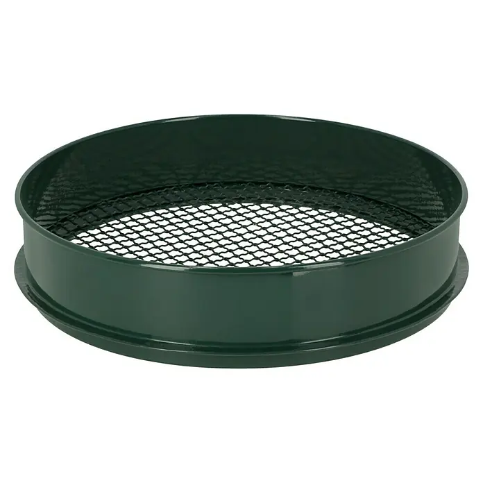 Metallsieb-Set - 3 -tlg. - Nahaufnahme eines grünen, runden Siebes mit feinem Netz. Ideal zum Aussieben von Erde oder Kompost im Garten.