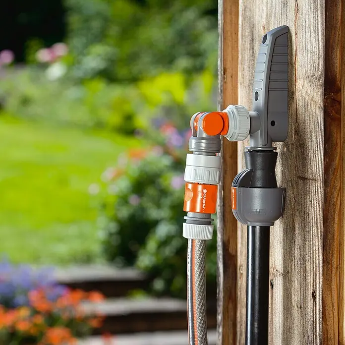 Gardena Sprinklersystem Wasserstecker Pipeline - ¾″ - Gartenschlauch-Wandbox mit praktischer Schlauchführung für eine ordentliche Aufbewahrung und schnellen Zugriff im Garten.