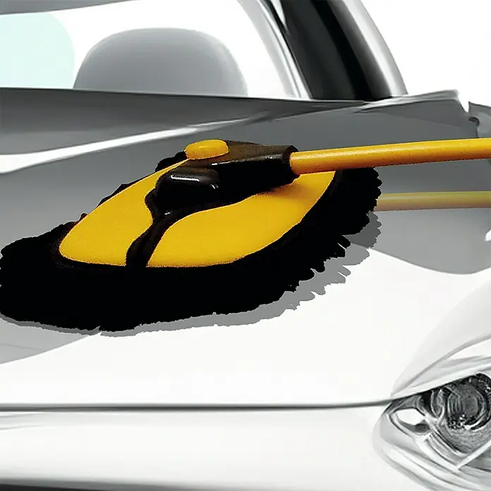 Mopa de microfibra AutoMop - Telescópico - La imagen muestra un plumero amarillo para coche con un borde negro que se utiliza sobre un coche blanco para quitar el polvo.