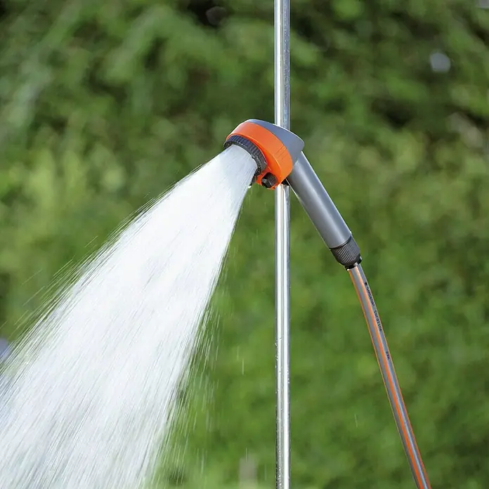 Gardena Gartendusche Trio - Dreibeinstativ, Höhe: 220 cm, Aluminium/Kunststoff - Gartendusche im Freien mit laufendem Wasser und grünem Hintergrund.