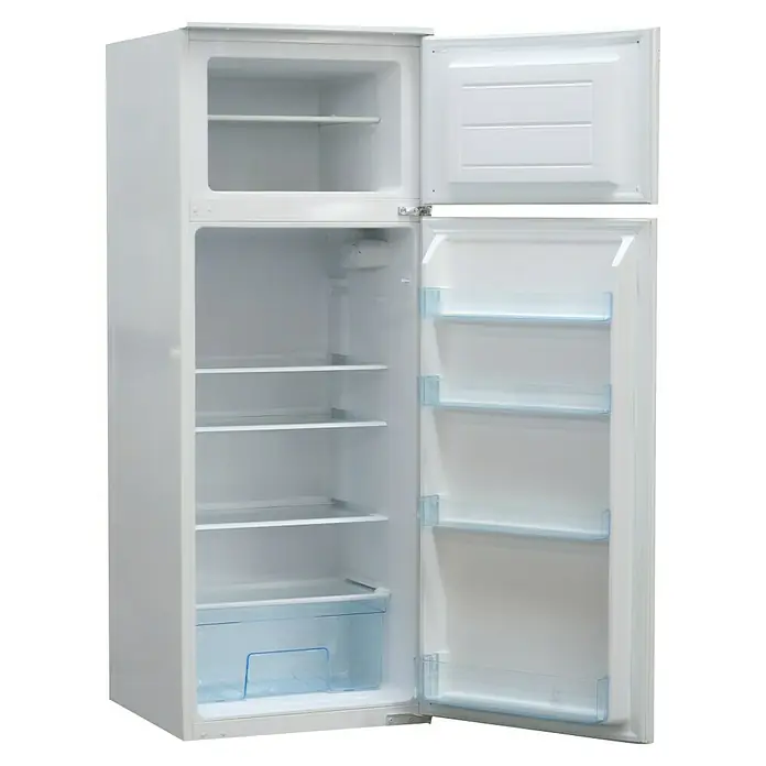 Respekta Premium Küchenzeile Lorena - Breite: 445 cm, Grau, Hochglänzend, Dekor Arbeitsplatte: Steinoptik, Mit Elektrogeräten - Kühlschrank mit geöffneter Tür. Der Kühlschrank ist weiß und hat mehrere Regale und Fächer.
