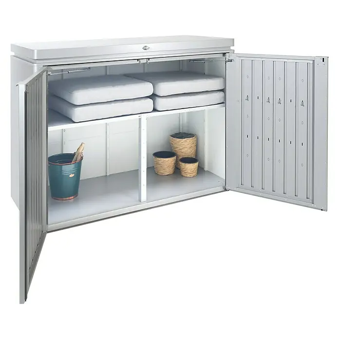 Biohort Zwischenboden - Passend für: Biohort Aufbewahrungsschrank HighBoard, 0,74 x 0,97 m, 2 Stk. - Metall-Gartenschrank zur Aufbewahrung von Kissen und Gartenzubehör, mit geöffneten Türen und Regalen.