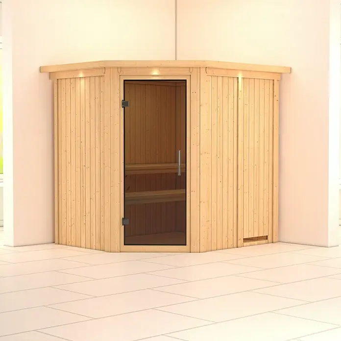 Karibu Elementsauna Siirin - Ohne Ofen, Mit Dachkranz und Beleuchtung, Materialspezifizierung Tür: Ganzglas Graphit, L x B x H: 210 x 184 x 192 cm - Innenaufnahme einer Holzsauna mit Glastür in einem Raum mit weißen Wänden und Fliesenboden. Die Sauna strahlt Wärme und Entspannung aus.