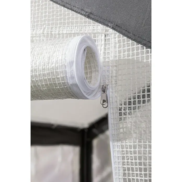 Gewächshaus - Außenmaß inkl. Dachüberstand (B x T): 180 x 240 cm, Material Seitenwand: Kunststoff, Transparent - Nahaufnahme eines aufgerollten, transparenten Gewächshausbezugs mit Reißverschluss.