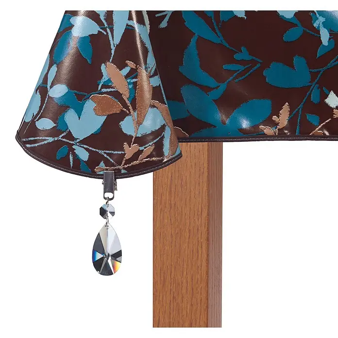 D-c-fix Tischdeckenhalter Kristall - Silber, 4 Stk. - Nahaufnahme des Dekors einer Stehlampe mit braunem Lampenschirm, blauem Blumenmuster und einem Kristallanhänger, der für Eleganz sorgt.