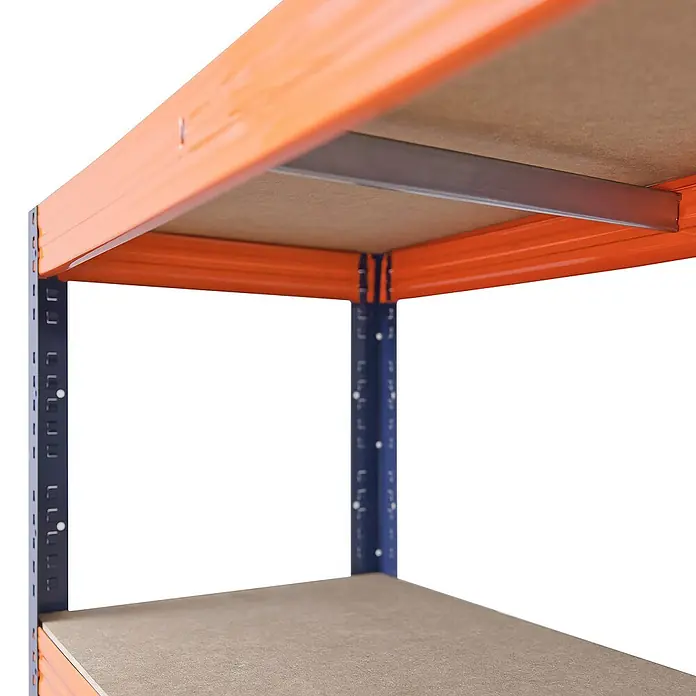 shelfplaza Schwerlastregal PRO - H x B x T: 180 x 60 x 30 cm, Traglast pro Boden: 200 kg, Stecken, blau-orange - Detailaufnahme eines Lagerregals mit orangefarbenen Trägern und blauen Stützen, das seine robuste Bauweise und Funktionalität hervorhebt.