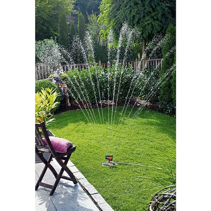 Gardena Comfort Turbinenregner - 20 ° - 360 °, Kunststoff, Erdspieß - Rasensprenger bewässert den grünen Garten.