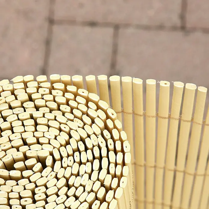 Gardol Balkonsichtschutz Superior - Natur, Bambus Optik, 300 x 90 cm - Nahaufnahme einer aufgerollten Bambusmatte und eines ausgerollten Teils, ideal für Garten, Balkon oder als Sichtschutz.