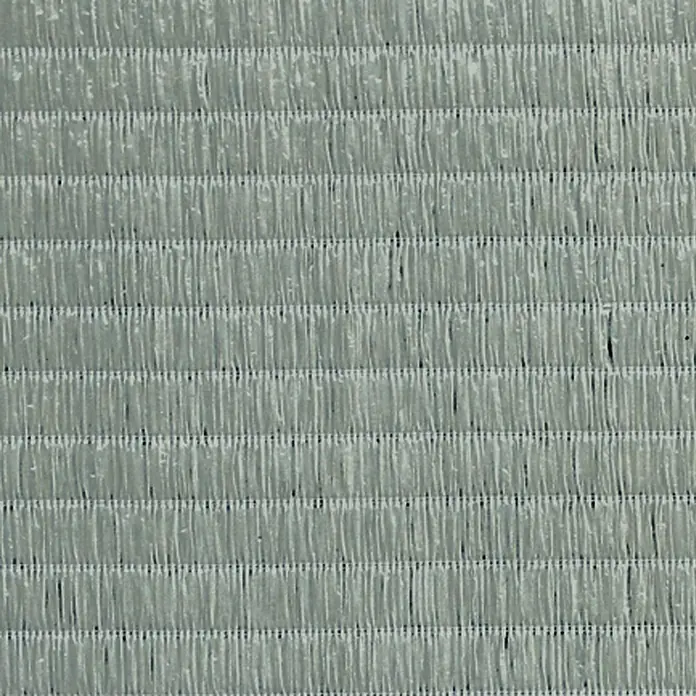 Gardol Balkonsichtschutz Raffia - Grau, 300 x 90 cm - Nahaufnahme eines hellgrauen Stoffes mit horizontalen Streifen und feiner, vertikaler Textur. Ideal für Hintergründe.